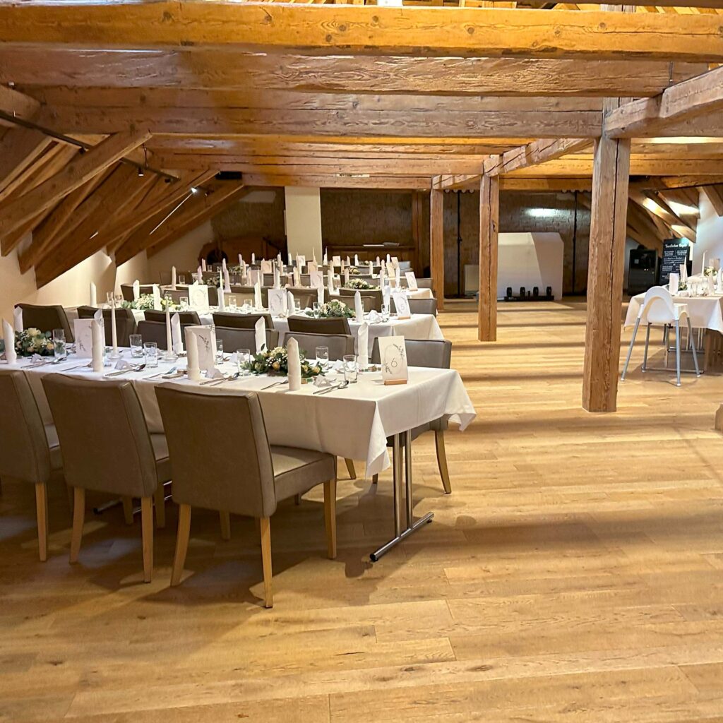Pöltner Hof - Saal eingedeckt