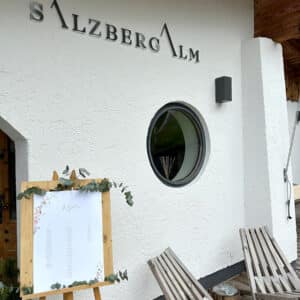 Salzbergalm - Eingang mit Sitzordnung