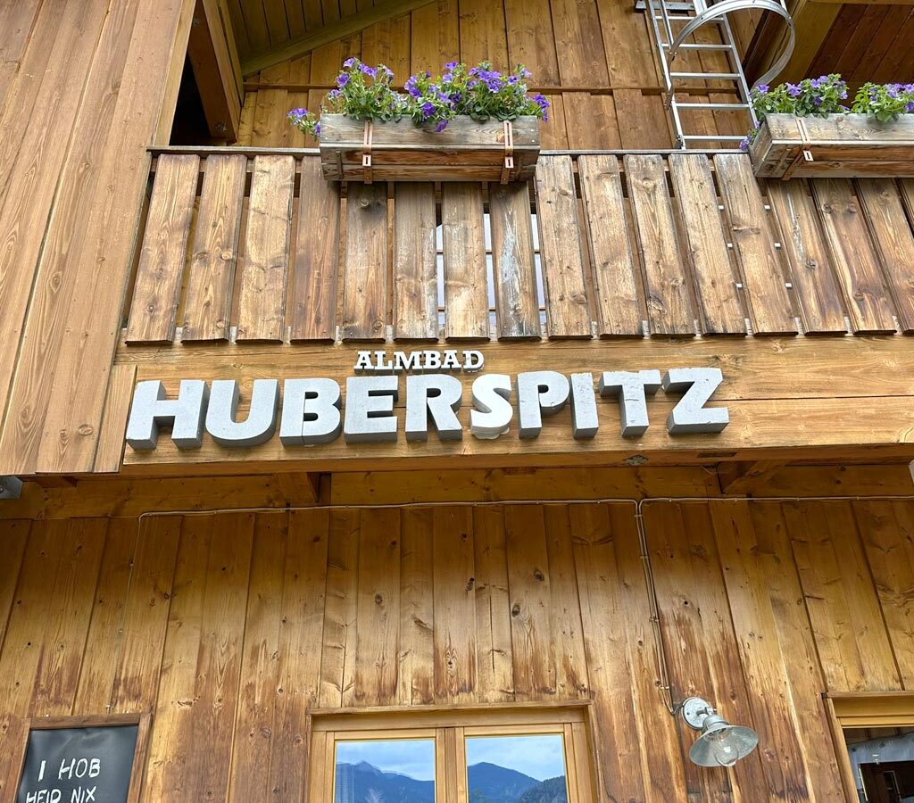 Huberspitz Holzfassade mit Logo